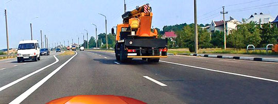 Билет 19 Вопрос 11 По какой полосе Вам можно продолжить движение в населенном пункте после опережения грузового автомобиля?